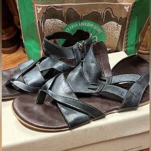 Roan leather sandals. Distressed black.